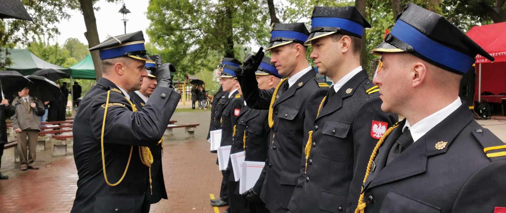 Zdjęcie przedstawia funkcjonariuszy awansowanych na wyższe stopnie służbowe oraz komendanta powiatowego i jego zastępcę