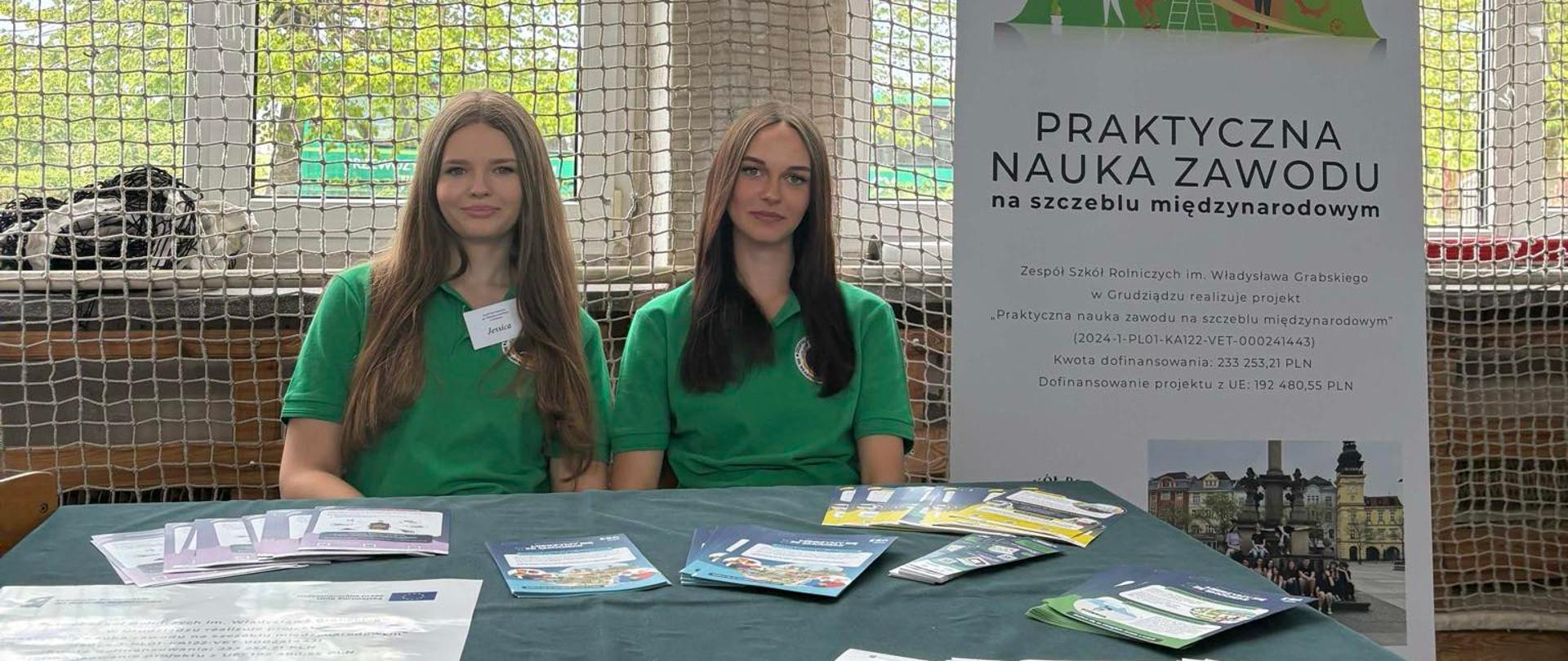 Uczennice klas weterynaryjnych promujące projekt podczas IV Grudziądzkiego Pikniku Naukowego