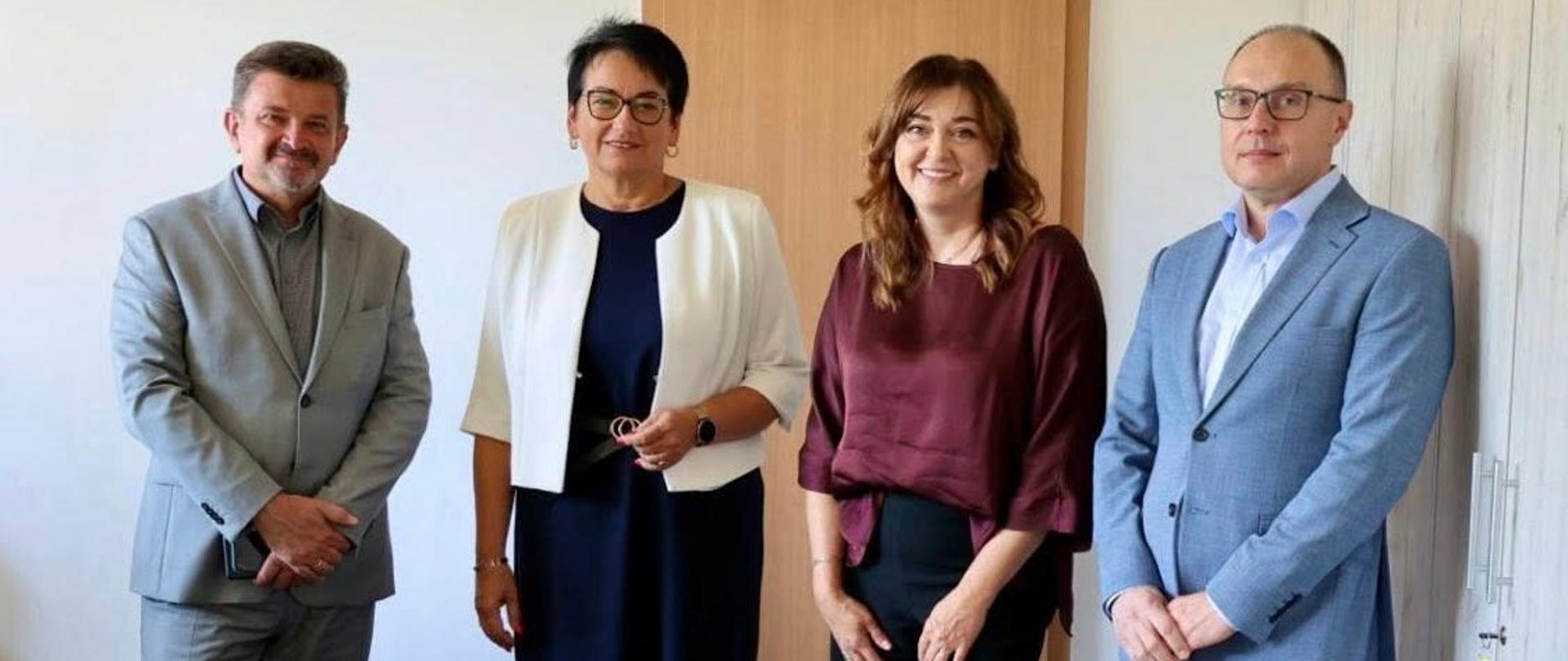 Zdjęcie przedstawia przebieg spotkania Wojewody i Wicewojewody Opolskiego w siedzibie WIORiN