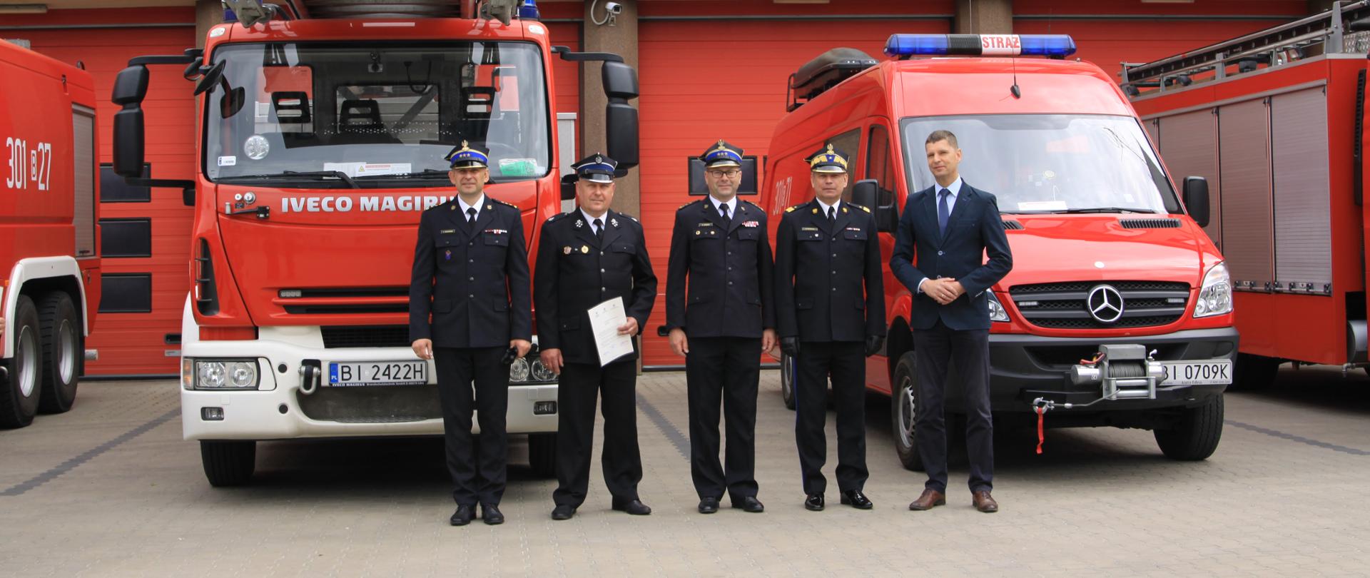 Wręczenie promesy na zakup pojazdu pożarniczego dla Ochotniczej Straży Pożarnej w Starym Laskowcu na placu przed siedzibą KW