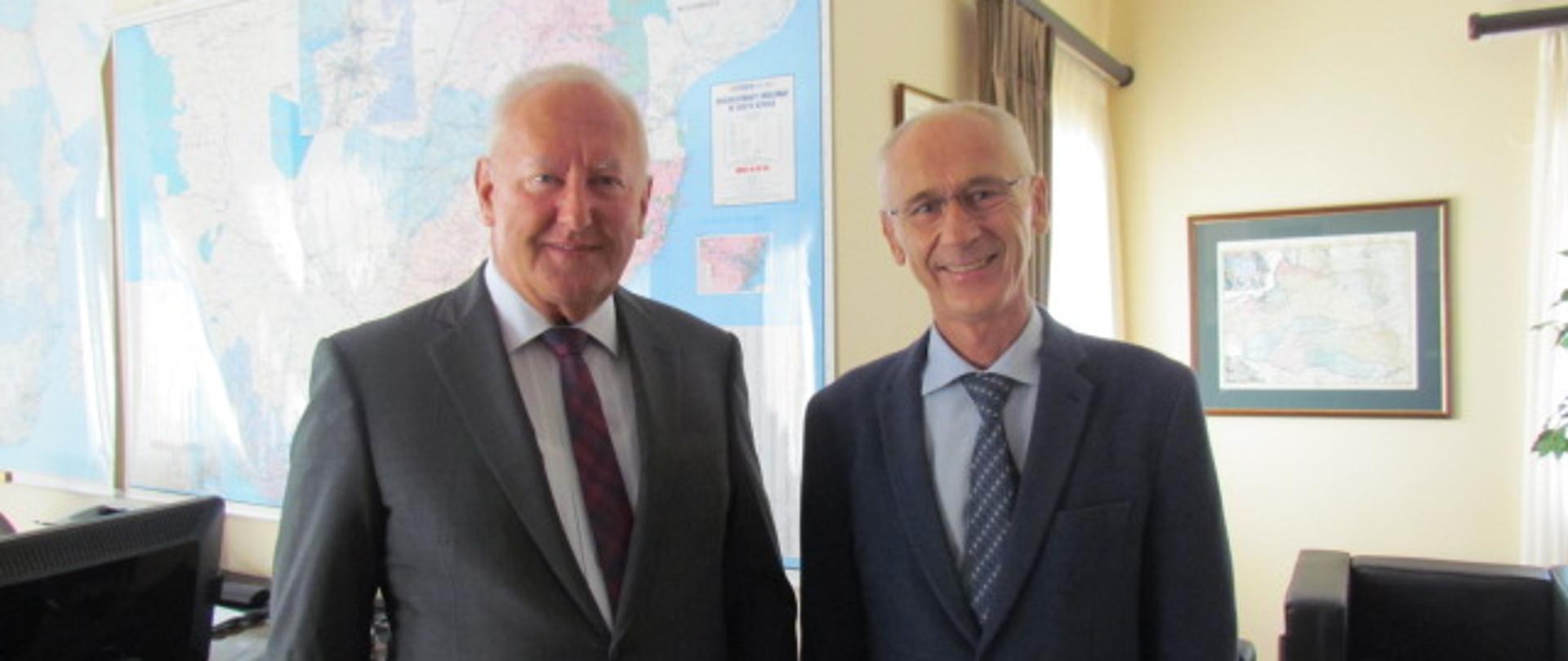 Ambasador Andrzej Kanthak i prof. Janusz Pawęska podczas spotkania w Ambasadzie RP w Pretorii