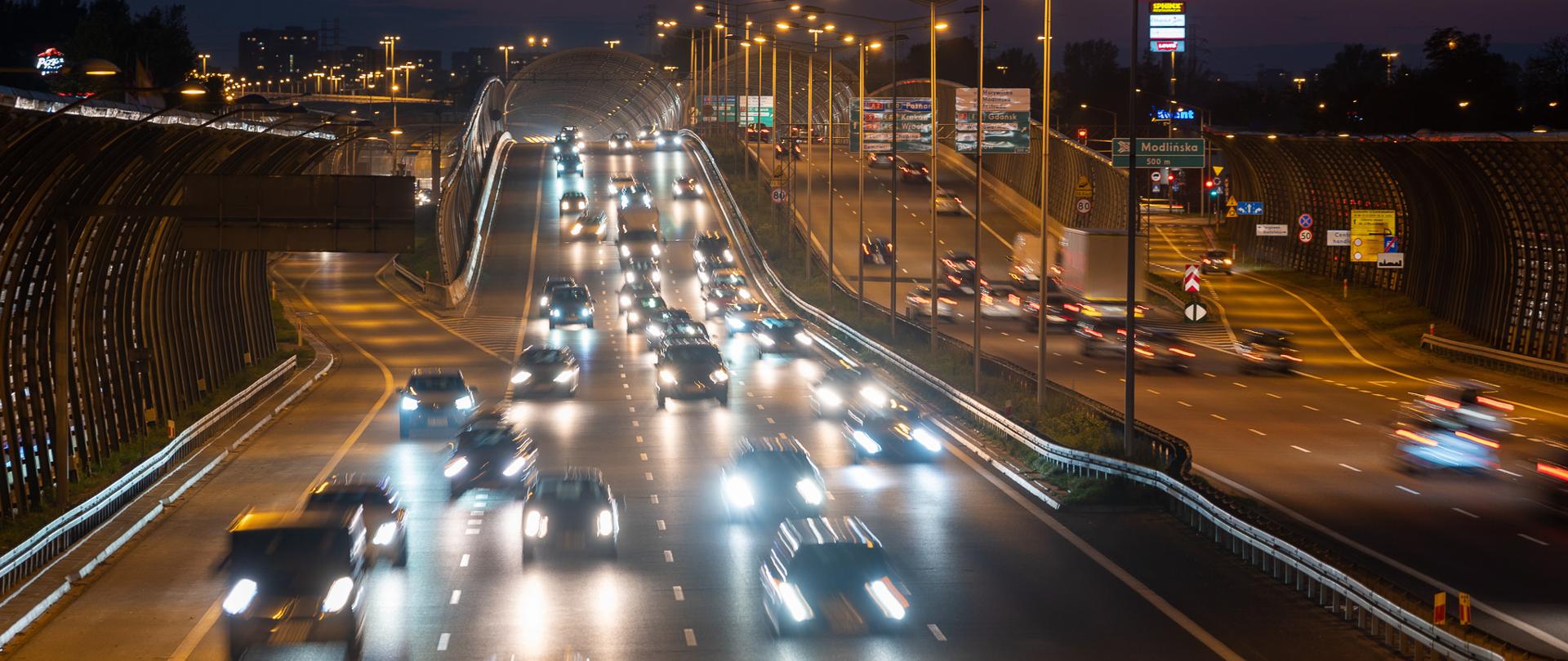 S8 Trasa Toruńska w. Łabiszyńska, ciąg główny, wieczorem, duży ruch samochodów