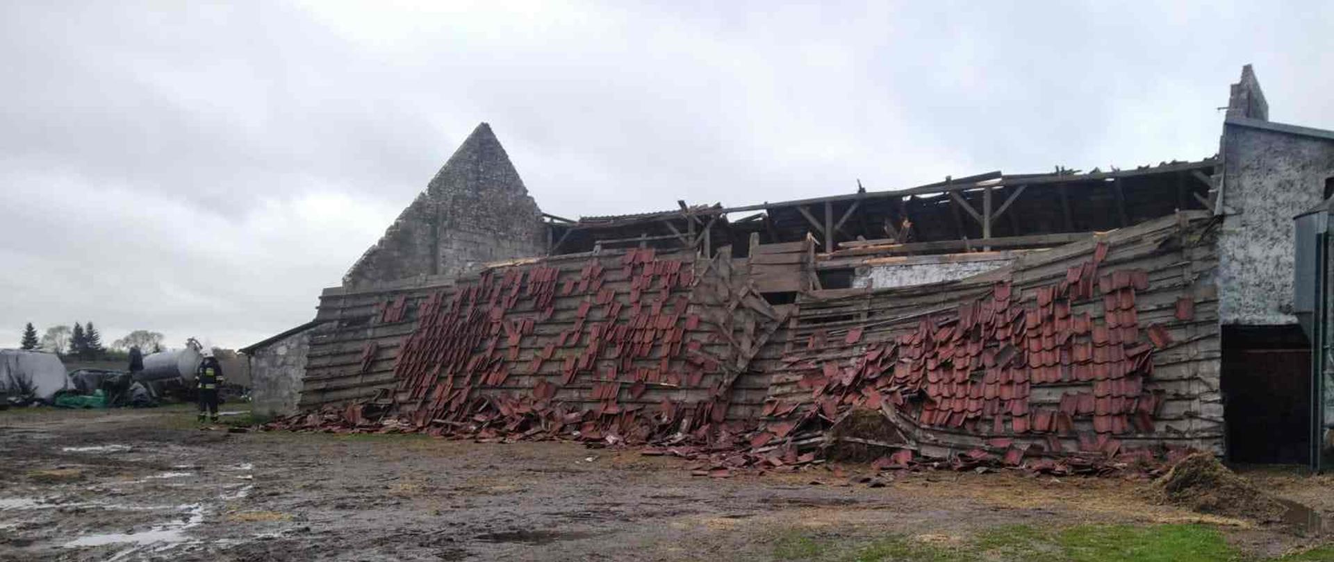 Zerwany dach w Konopkach.