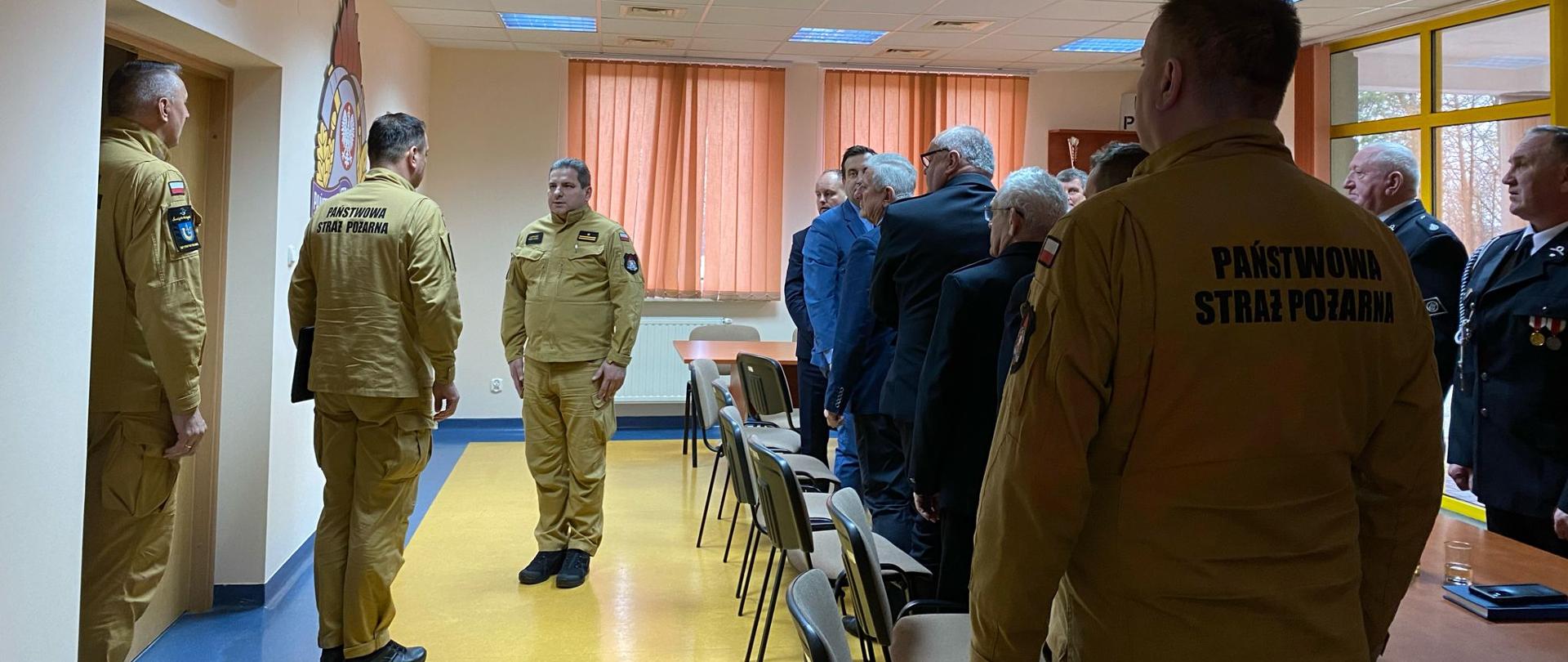 Strażacy KP PSP w Pińczowie oraz zaproszeni goście podczas narady podsumowującej 2023 rok. 