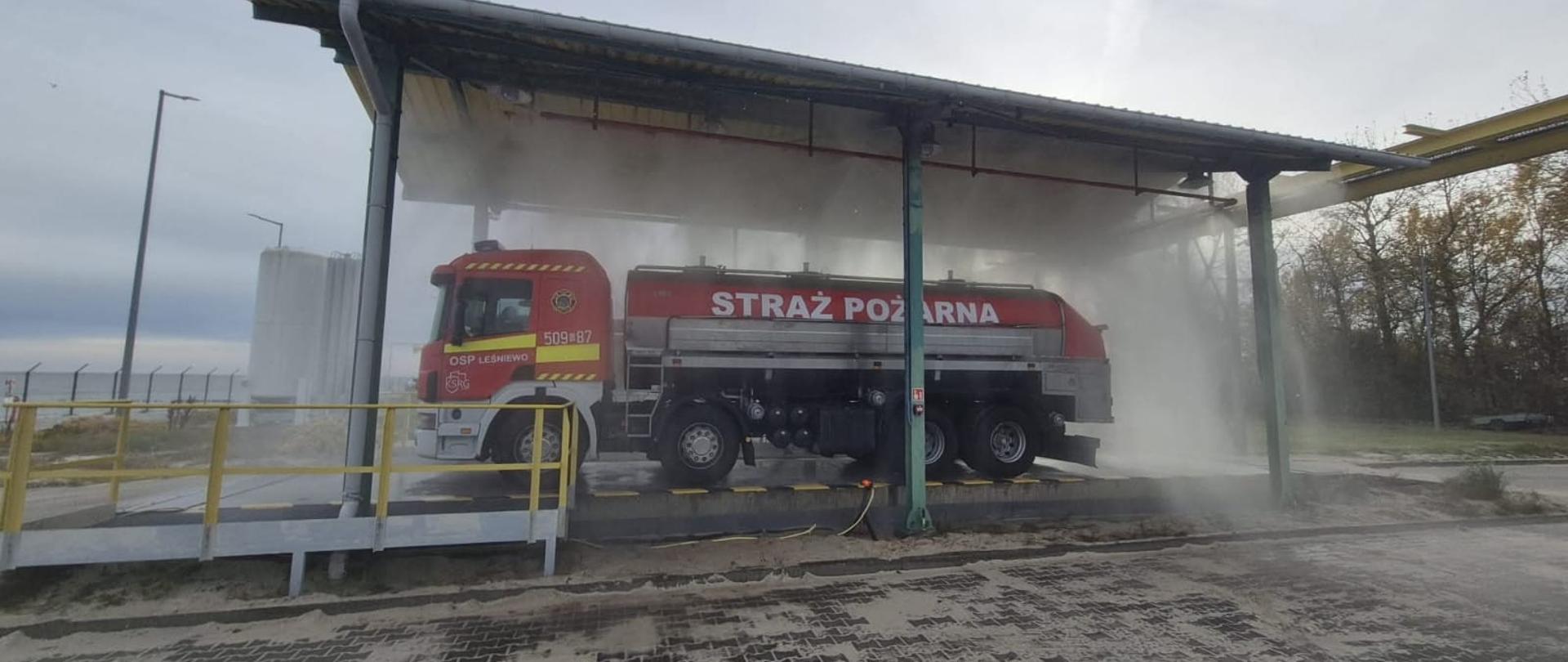 Na zdjęciu cysterna gaśnicza z OSP Leśniewo, wykorzystana podczas ćwiczeń jako element pozoracji awarii cysterny podczas załadunku gazem LPG.