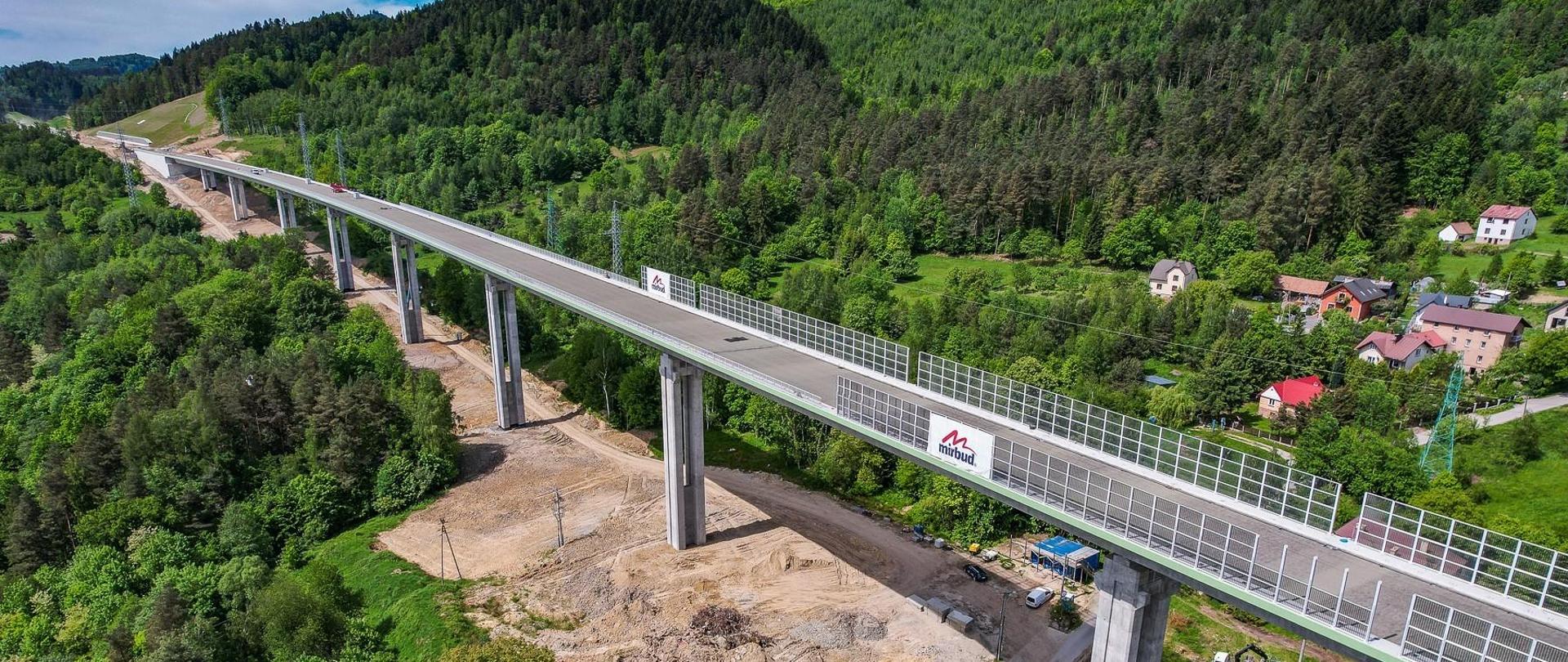 Rozciągająca się estakada EST-1 na odcinku budowanej S1 Przybędza - Milówka (obejście Węgierskiej Górki)