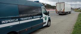 Kierowca bez zalogowania w tachografie i z licznymi naruszeniami czasu pracy prowadził pojazd i inspektorzy zatrzymali jego prawo jazdy
