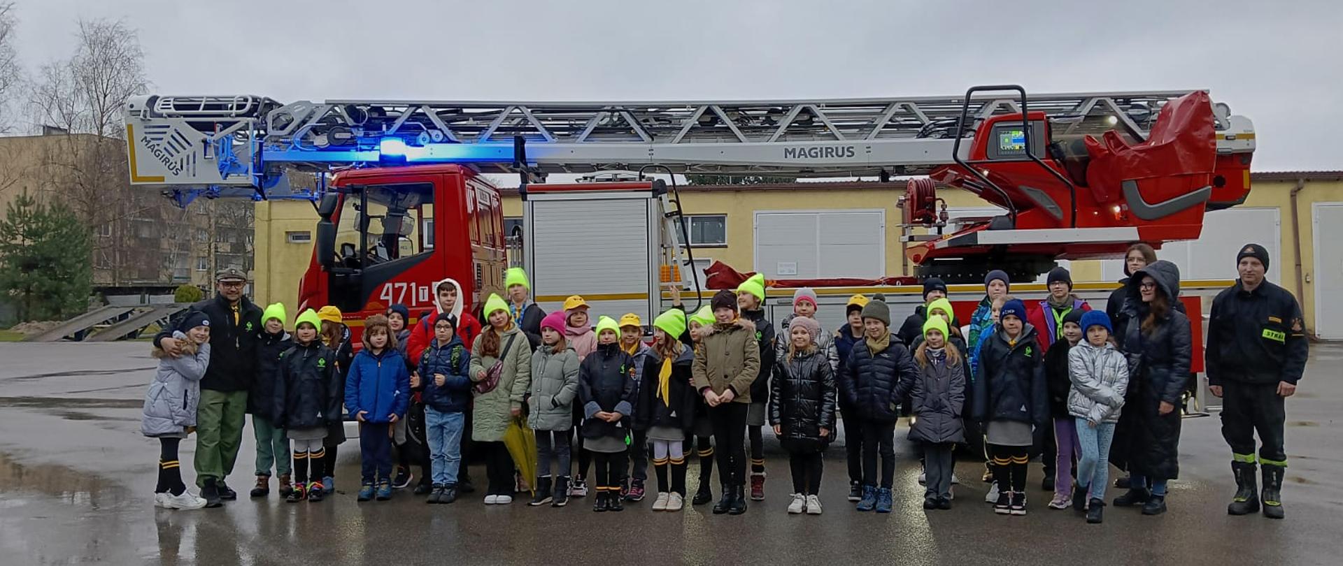 zdjęcie przedstawia dzieci odwiedzjących strażaków