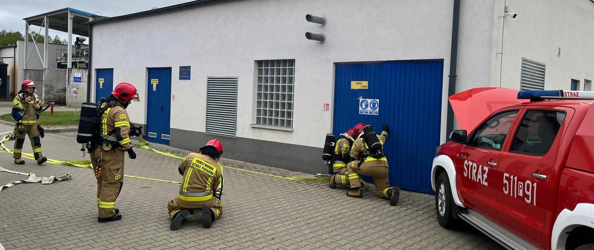 Strażacy podczas ćwiczeń