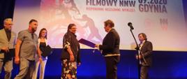 Członek KRRiT Elżbieta Więcłąwska - Sauk wręcza dyplom laureatowi Nagrody Prywatnej na Pitching Forum Festiwalu NNW
