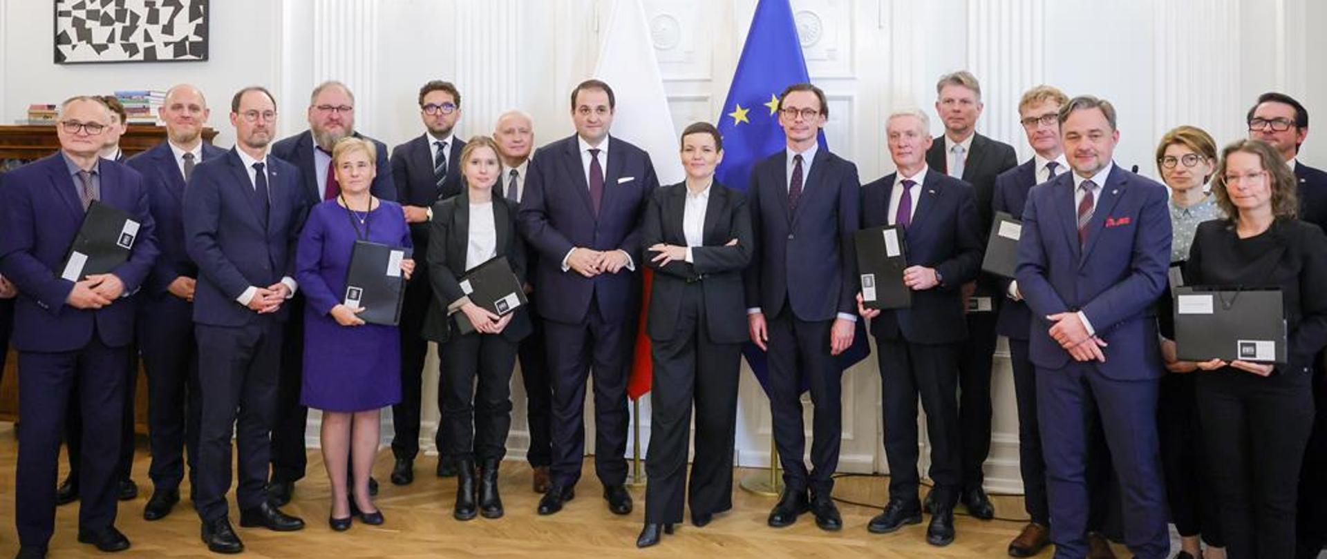Uroczystość przekazania przedstawicielom Miejsc Pamięci i Archiwów Państwowych dokumentów z zeszłorocznej aukcji w niemieckim Neuss, fot. Danuta Matloch/MKiDN