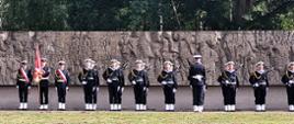 Kompania honorowa Marynarki Wojennej stoi przed pomnikiem.
