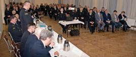 Widok zza stołu prezydialnego na uczestników odprawy. Głos zabiera małopolski komendant wojewódzki PSP nadbyg. Piotr Filipek. 