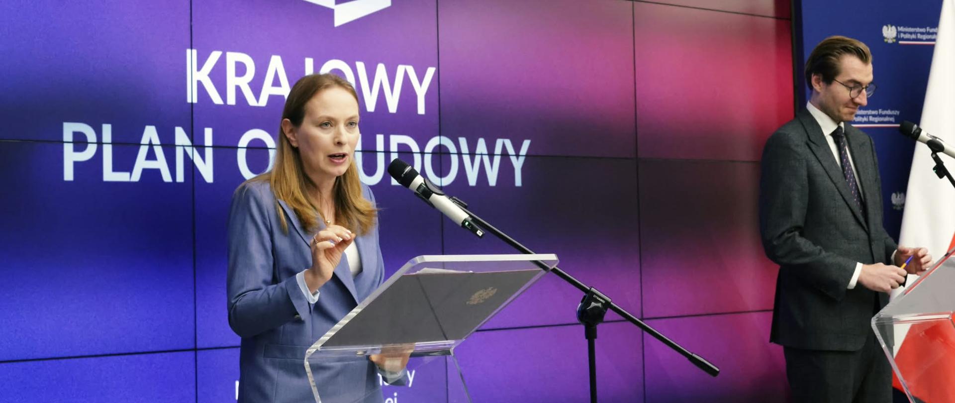 Na zdjęciu minister funduszy i polityki regionalnej Katarzyna Pełczyńska-Nałęcz i wiceminister funduszy i polityki regionalnej Jan Szyszko podczas konferencji odpowiadają na pytania dziennikarzy