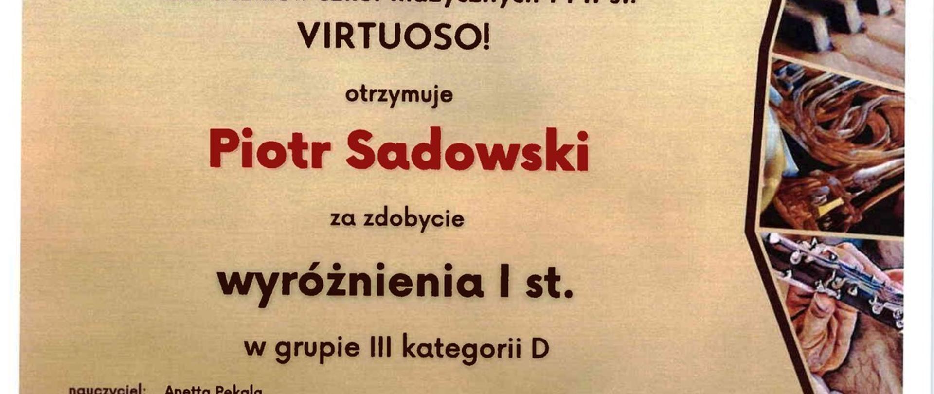 beżowe tło, brązowa ramka, zdjęcia instrumentów, logo z kluczem wiolinowym III Ogólnopolskiego Konkursu Instrumentalnego dla uczniów szkół muzycznych I i II st. VIRTUOSO!, Piotr Sadowski, wyróżnienie I st. w grupie III kategorii D
