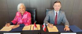 Rumina Velshi, Przewodnicząca Kanadyjskiej Komisji Dozoru Jądrowego i Andrzej Głowacki, wykonujący obowiązki Prezesa PAA podpisują porozumienie o współpracy
