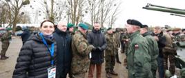 plac, przy czołgu stoją żołnierze, kobieta (wojewoda), szef MON i inni