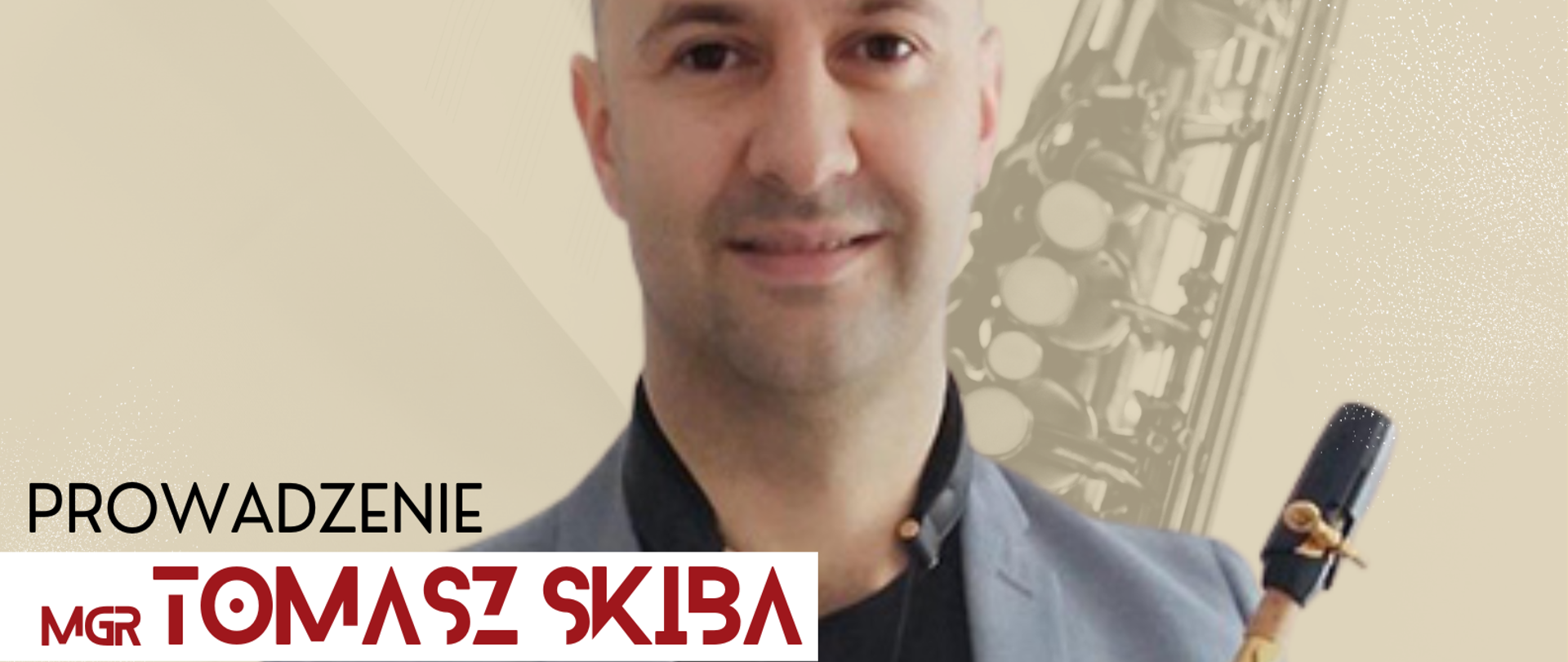 Grafika z tłem w kolorze beżowym, przedstawiająca rozerwany w połowie papier, w którego centrum znajduje się zdjęcie przedstawiające pana Tomasza Skibę z saksofonem. Na grafice znajdują się napisy: "Konsultacje saksofonowe, prowadzenie mgr Tomasz Skiba, sala nr 101 "stary" budynek, od godz. 11.30, 14 maja 2025 r.".