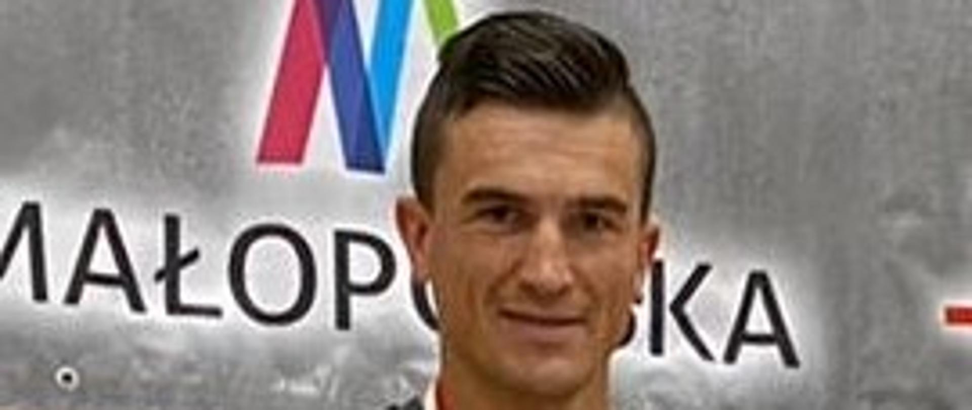 Zdjęcie Pawła Strykowskiego z medalem i dyplomem