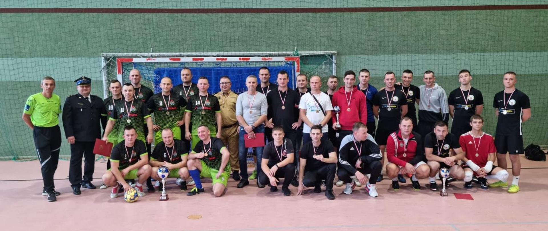 DRUŻYNY Z PODIUM MISTRZOSTW WOJ. POMORSKIEGO STRAŻAKÓW PSP W HALOWEJ PIŁCE NOŻNEJ