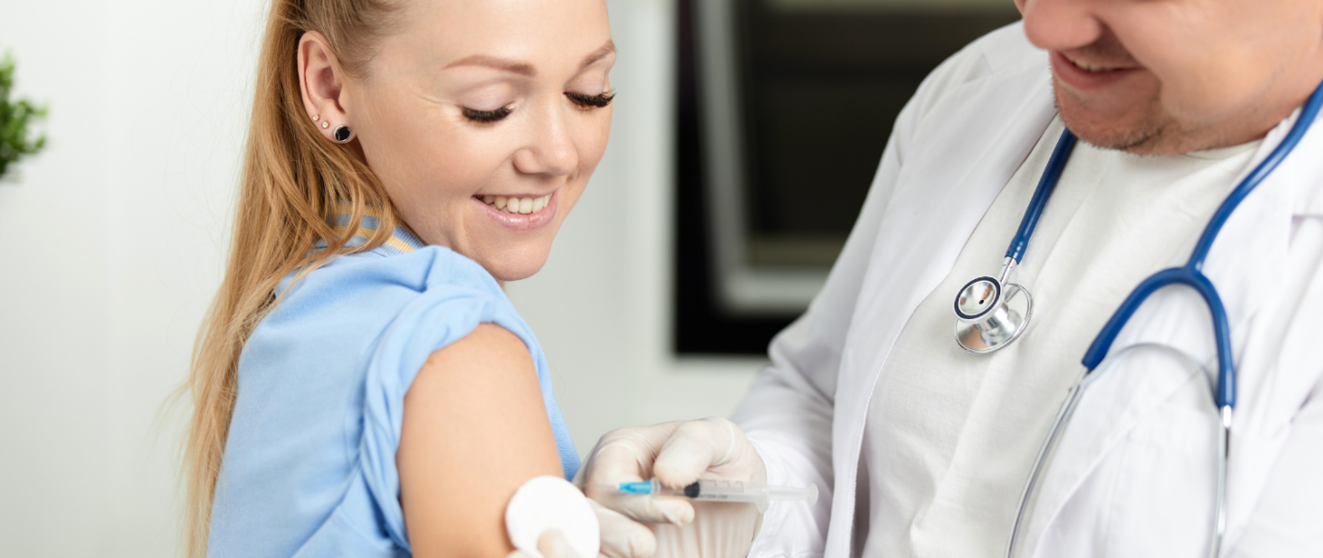 Zdjęcie przedstawiające szczepiącą się kobietę