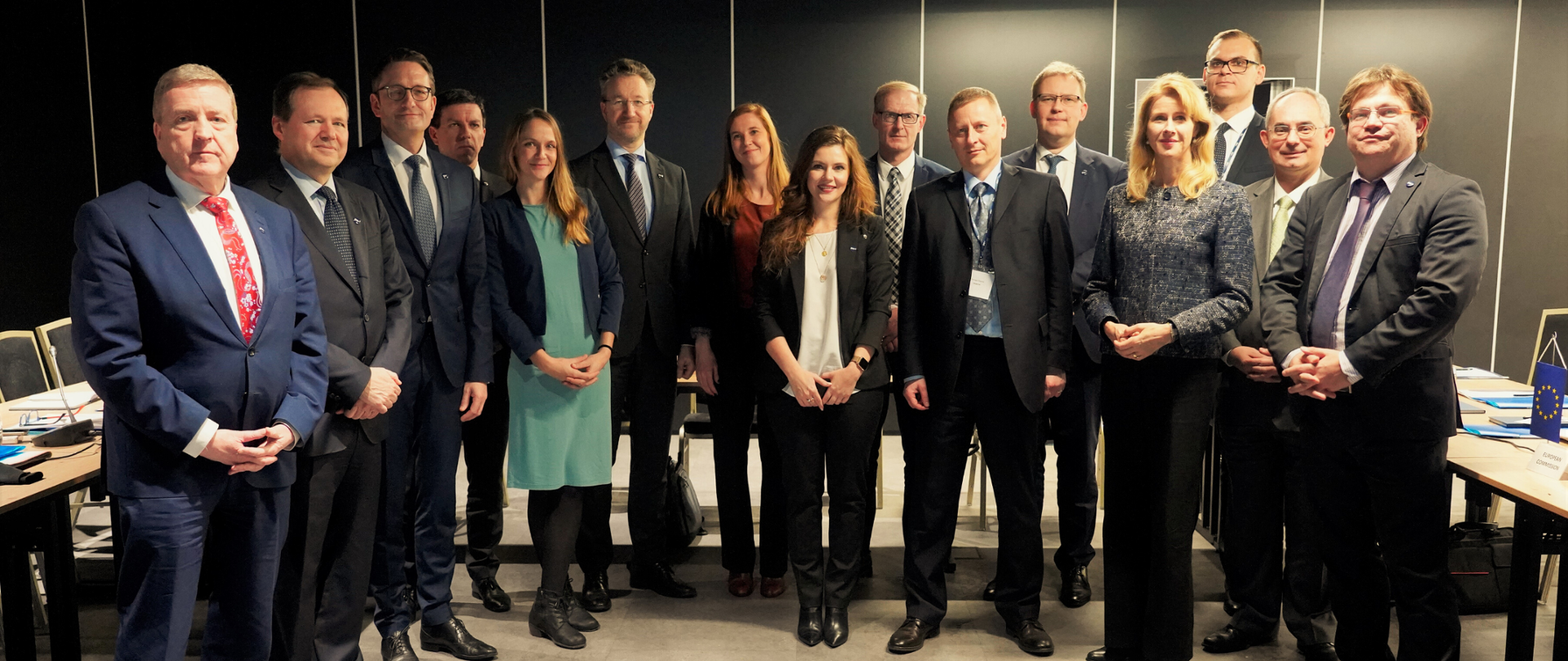 Szefowie delegacji pozują do wspólnego zdjęcia w sali konferencyjnej