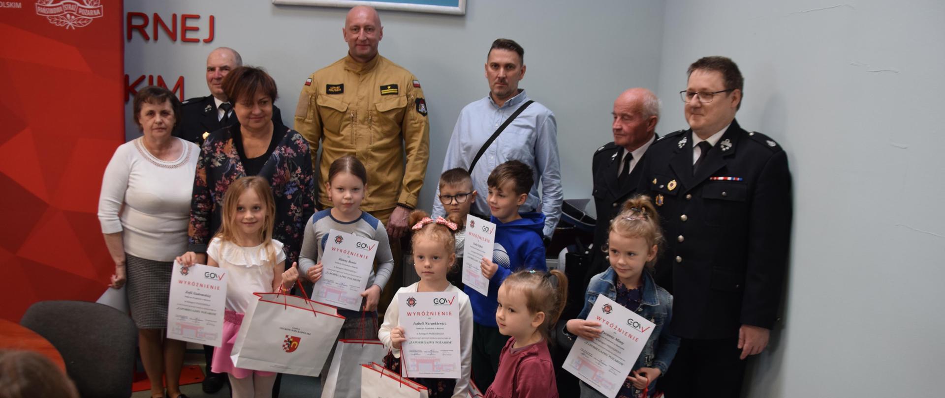 Dzieci z nagrodami i dyplomami