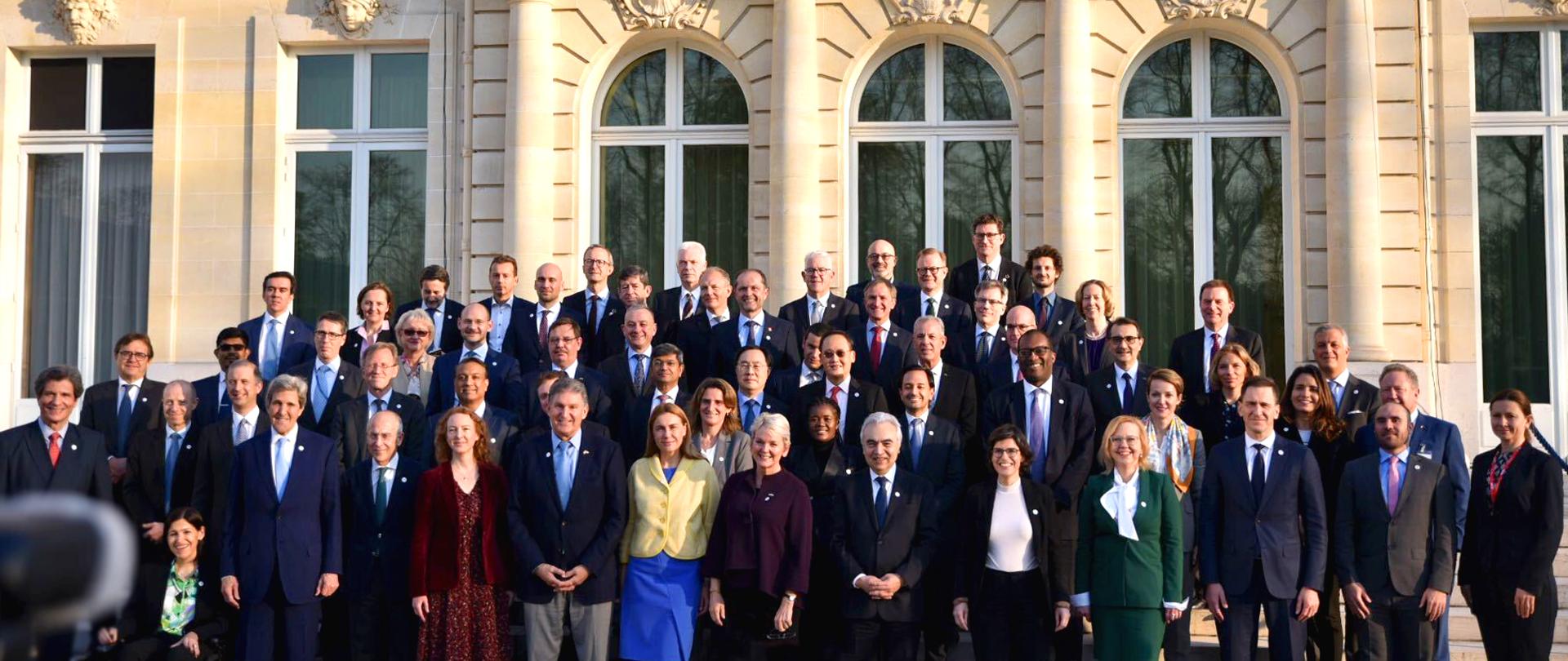 Zdjęcie grupowe ministrów obecnych na ministerialnym spotkaniu Międzynarodowej Agencji Energetycznej w Paryżu.