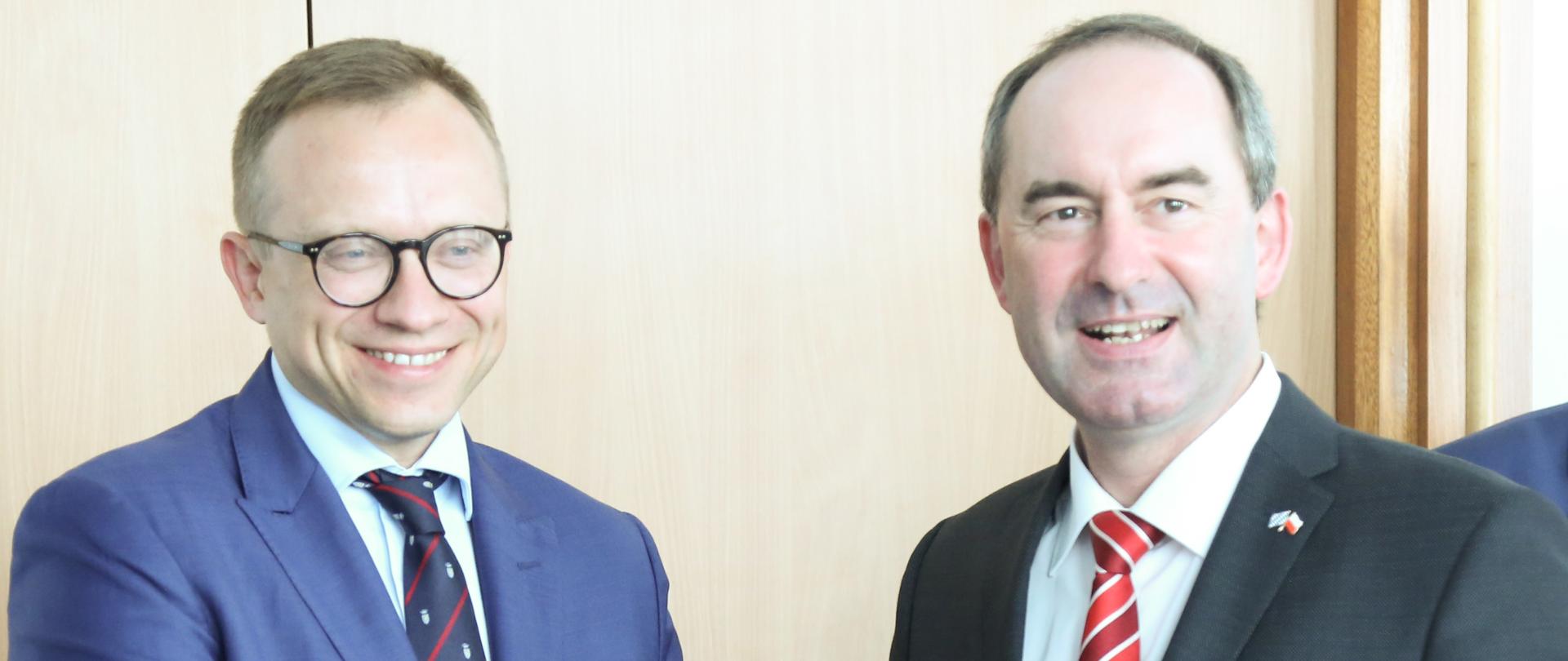 uścisk dłoni przed spotkaniem: wiceminister Artur Soboń i Hubert Aiwager, wicepremier, minister gospodarki, rozwoju regionalnego i energii Bawarii