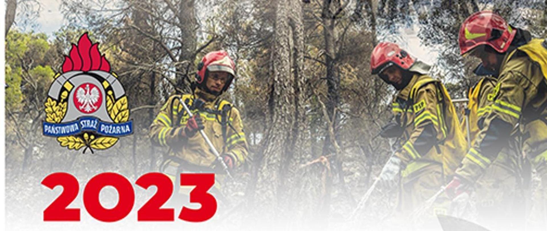 Zdjęcie przedstawia okładkę kalendarza strażackiego - trzech strażaków, logo straży pożarnej oraz rok 2023