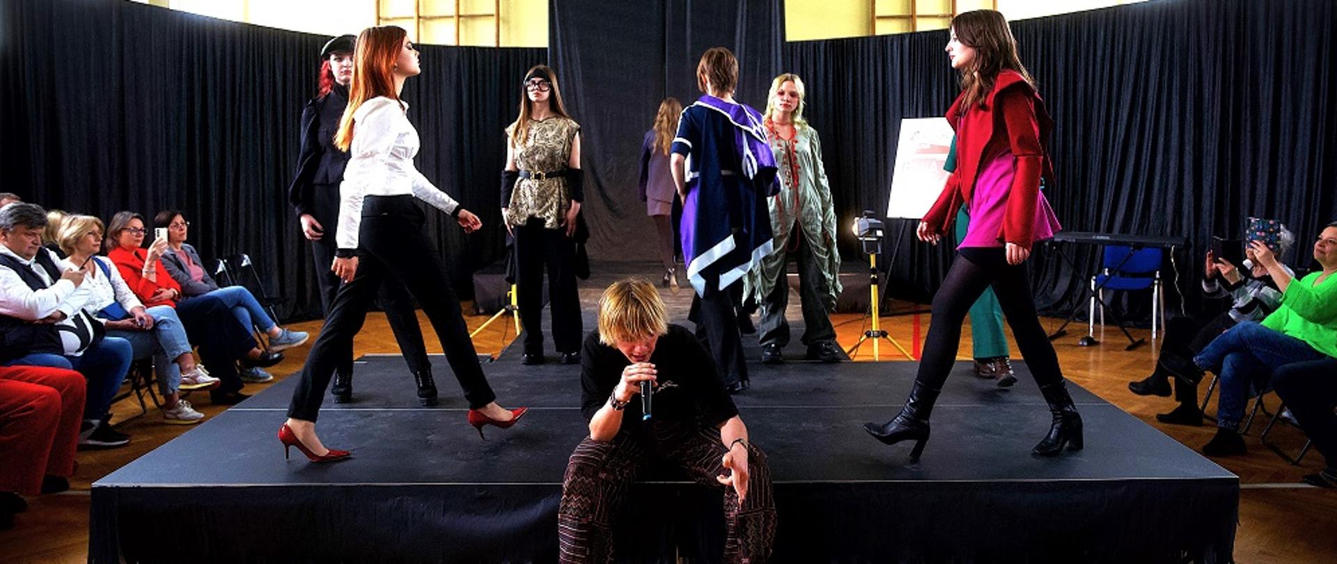 Na zdjęciu prezentacja bluzek przez uczennice klas drugich podczas występu wokalnego