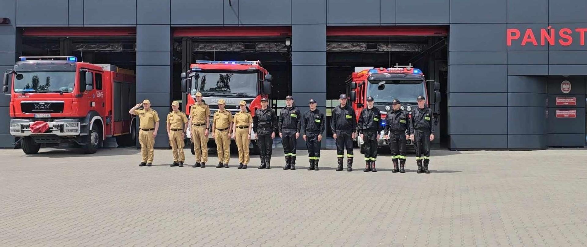 Strażacy KP PSP Żnin oddają hołd zmarłemu żołnierzowi WP.