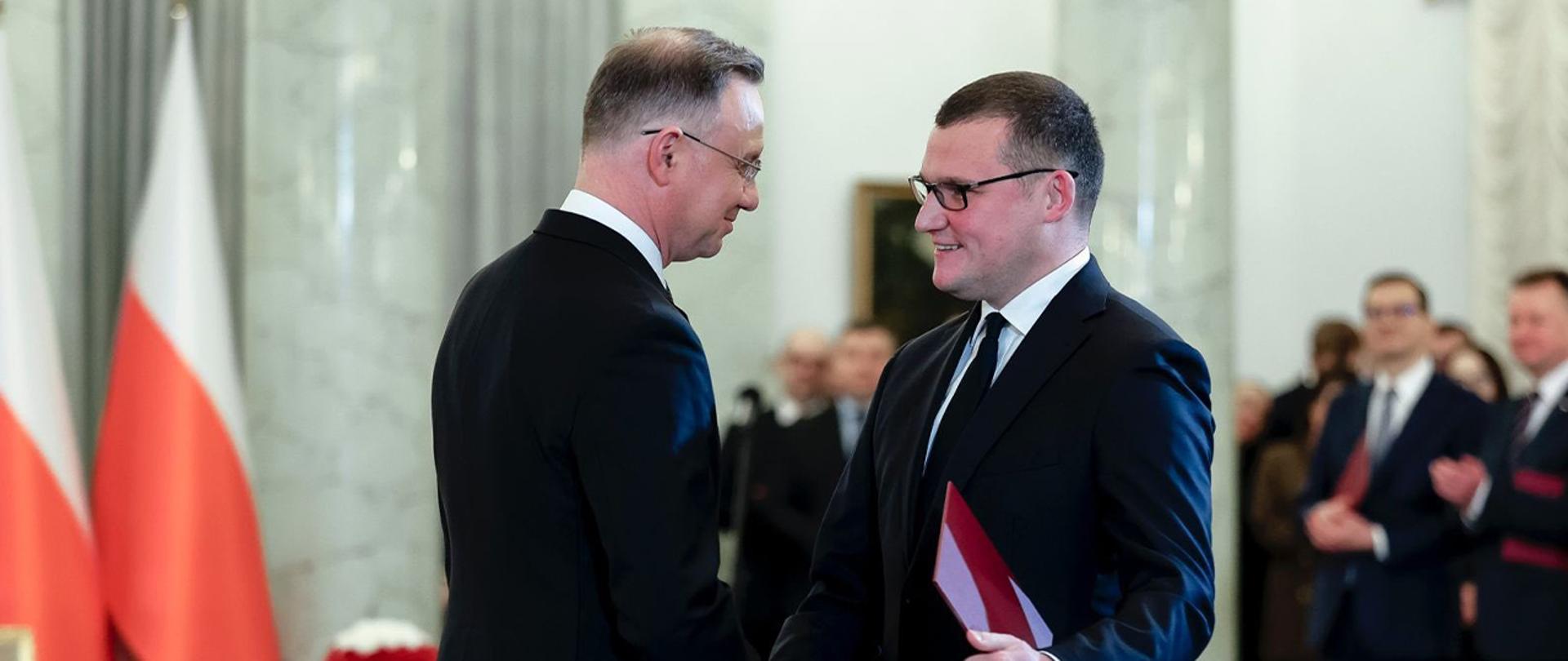 Prezydent RP Andrzej Duda wręcza powołanie na urząd ministrowi Pawłowi Szefernakerowi