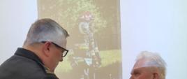 Zastępca Komendanta Wojewódzkiego wręcza akt włączenia do KSRG i gratuluje prezesowi OSP Żory - Osiny.
