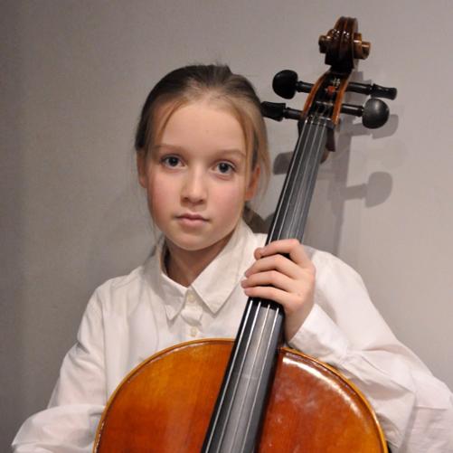 Dziewczynka gra na wiolonczeli - zbliżenie.