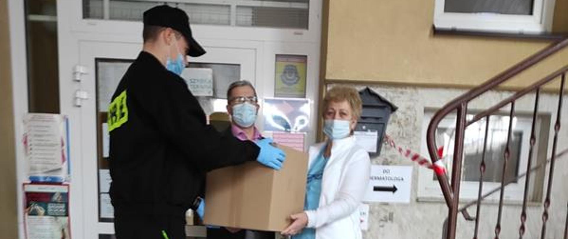 Strażacy z JRG Staszów realizujący decyzje Wojewody Świętokrzyskiego w sprawie rozdysponowania maseczek chirurgicznych oraz płynów do dezynfekcji rąk, powierzchni oraz urządzeń do punktów szczepień na terenie powiatu staszowskiego. 