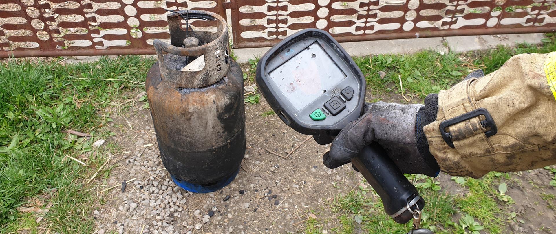 Butla propan butan wyniesiona z płonącego budynku