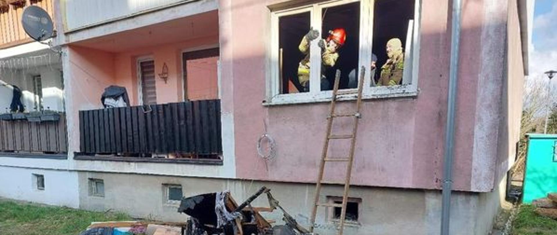 Zdjęcie przedstawia spalone mieszkanie.