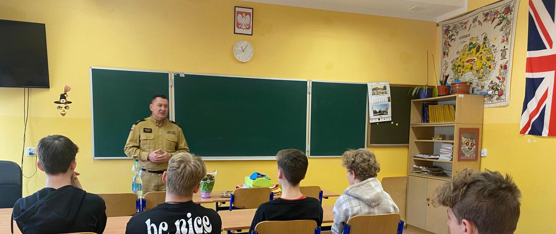 Nowosolscy strażacy w dniu dzisiejszym (05.04) zostali zaproszeni na „Maraton Naukowy”, gdzie mieli okazję przedstawić specyfikę pracy strażaka oraz zapoznać uczniów klas pierwszych z możliwościami kontynuacji nauki w szkołach Państwowej Straży Pożarnej (Szkoły Aspirantów i Akademia Pożarnicza).