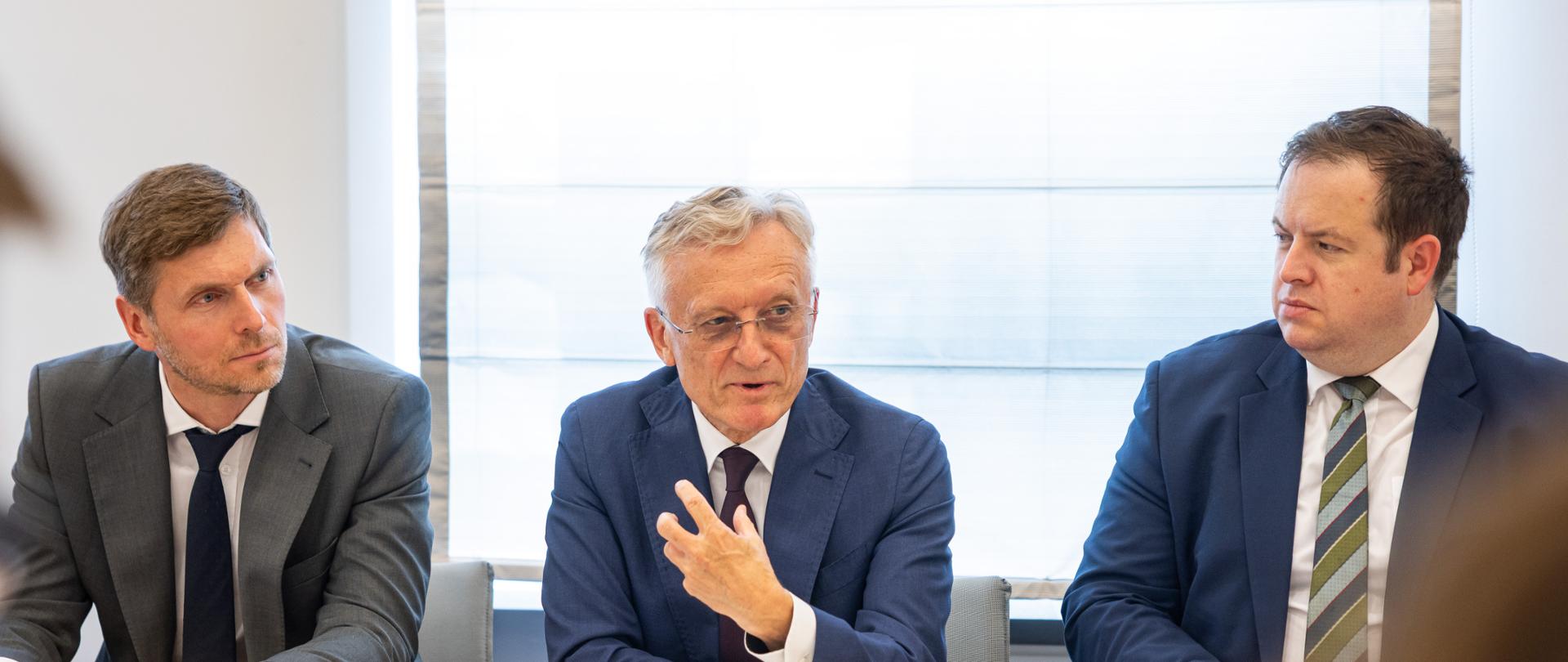 Uczestnicy Forum Belwederskiego siedzą przy stole.