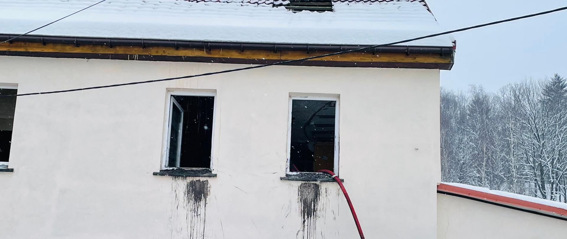 Zniszczenia fasady budynku w skutek pożaru