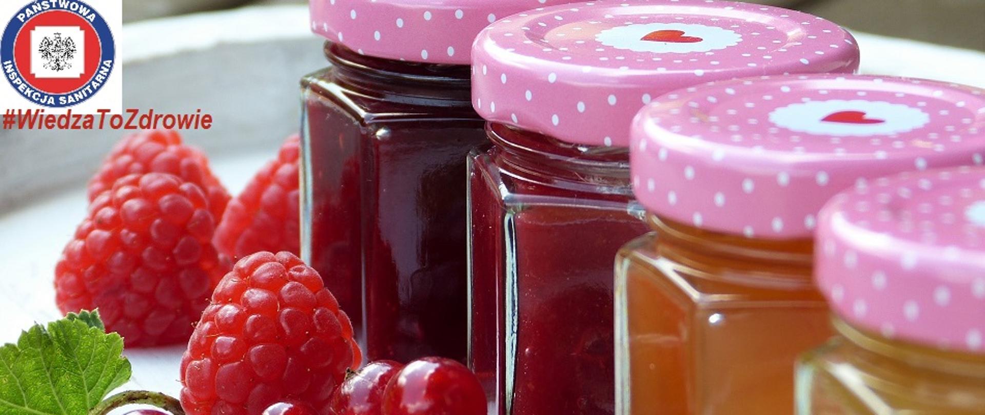 Po lewej stronie świeże maliny i czerwone porzeczki, po prawej cztery słoiczki z dżemami owocowymi. W lewym górnym rogu logo Państwowej Inspekcji Sanitarnej oraz napis #WiedzaToZdrowie 