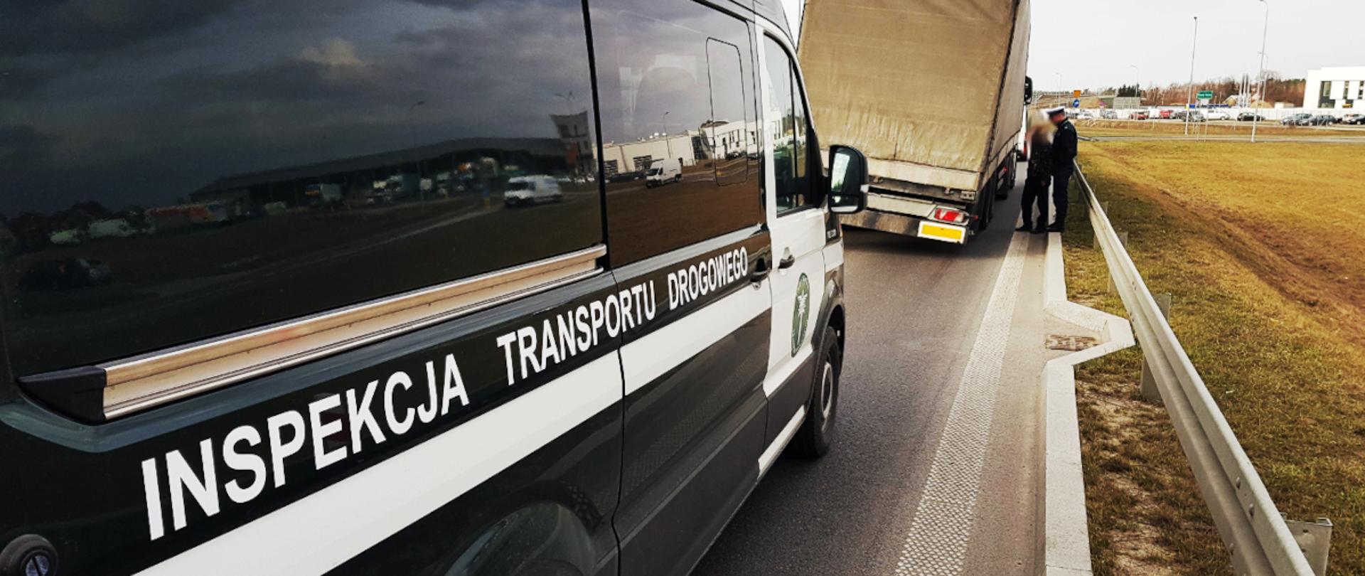 Ciężarówka skontrolowana przez inspektorów podlaskiej Inspekcji Transportu Drogowego na obwodnicy Białegostoku. W centrum zatrzymany samochód ciężarowy. Z jego kierowcą rozmawia inspektor ITD. Na pierwszym planie po lewej furgon ITD.