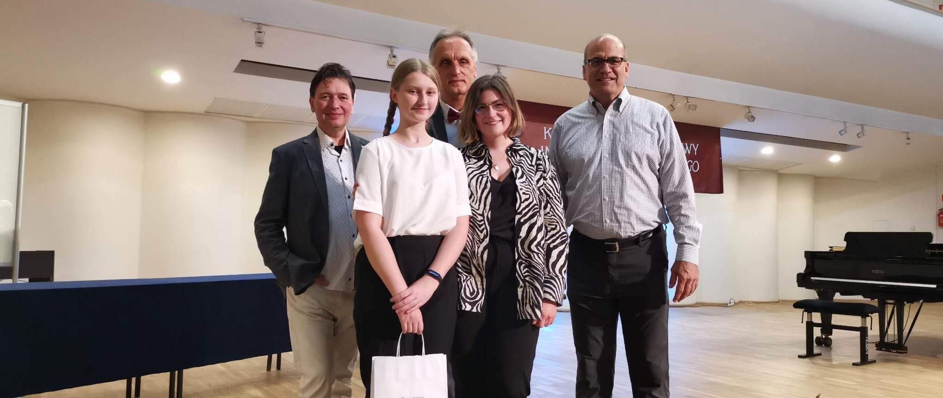 Gabriela Świątek na konkursie kontrabasowym im. W. Gadzińskiego w Katowicach z dyplomem za wyróżnienie, w towarzystwie nauczycielki Magdaleny Maziarz i komisji konkursowej