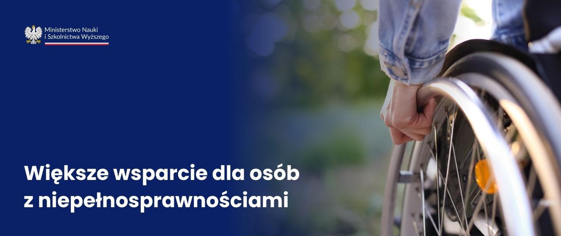 Grafika - człowiek na wózku, obok na niebieskim tle napis Większe wsparcie dla osób z niepełnosprawnościami.