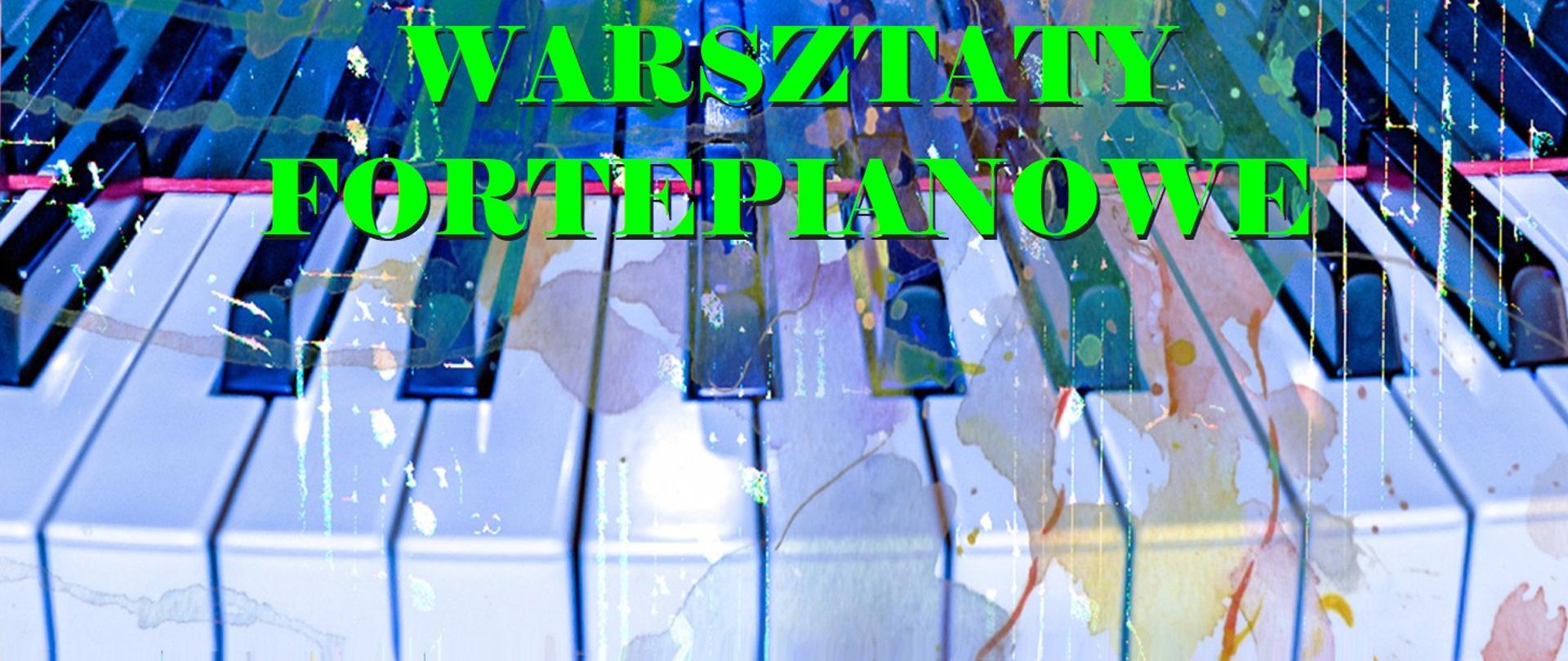 zdjęcie przedstawia duży zielony napis warsztaty fortepianowe umieszczony centralnie u góry na tle złożonego z kilkunastu klawiszy fragmentu klawiatury fortepianowej