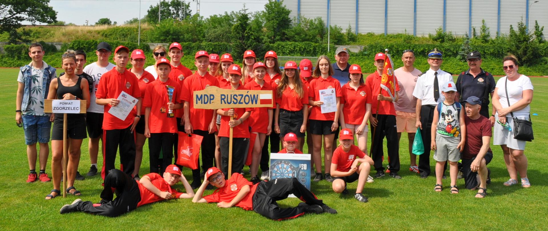 Zdjęcie zbiorowe drużyny MDP Ruszów wraz z opiekunami, osobami towarzyszącymi oraz Komendantem Wojewódzkim PSP we Wrocławiu.