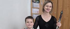 Zdjęcie przedstawia ucznia wraz z wykładowcą prowadzącym zajęcia podczas Międzynarodowej Konferencji Klarnetowej ClariCamp w Poznaniu.