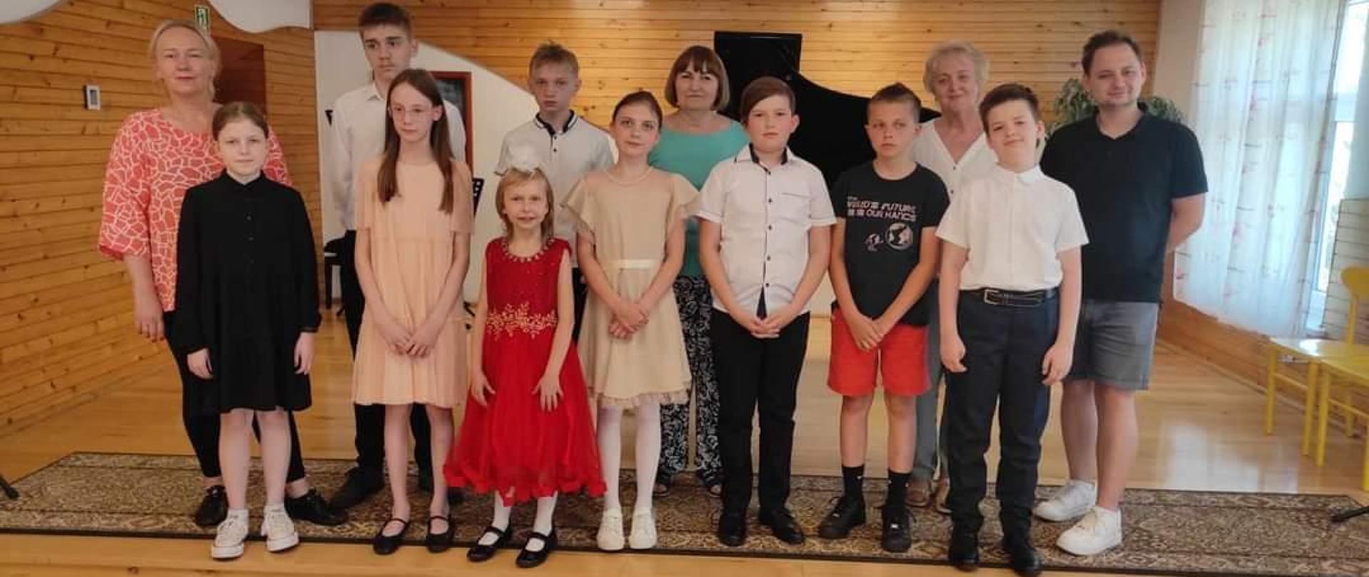 zdjęcie grupowe przedstawiające laureatów konkursu oraz nauczycieli