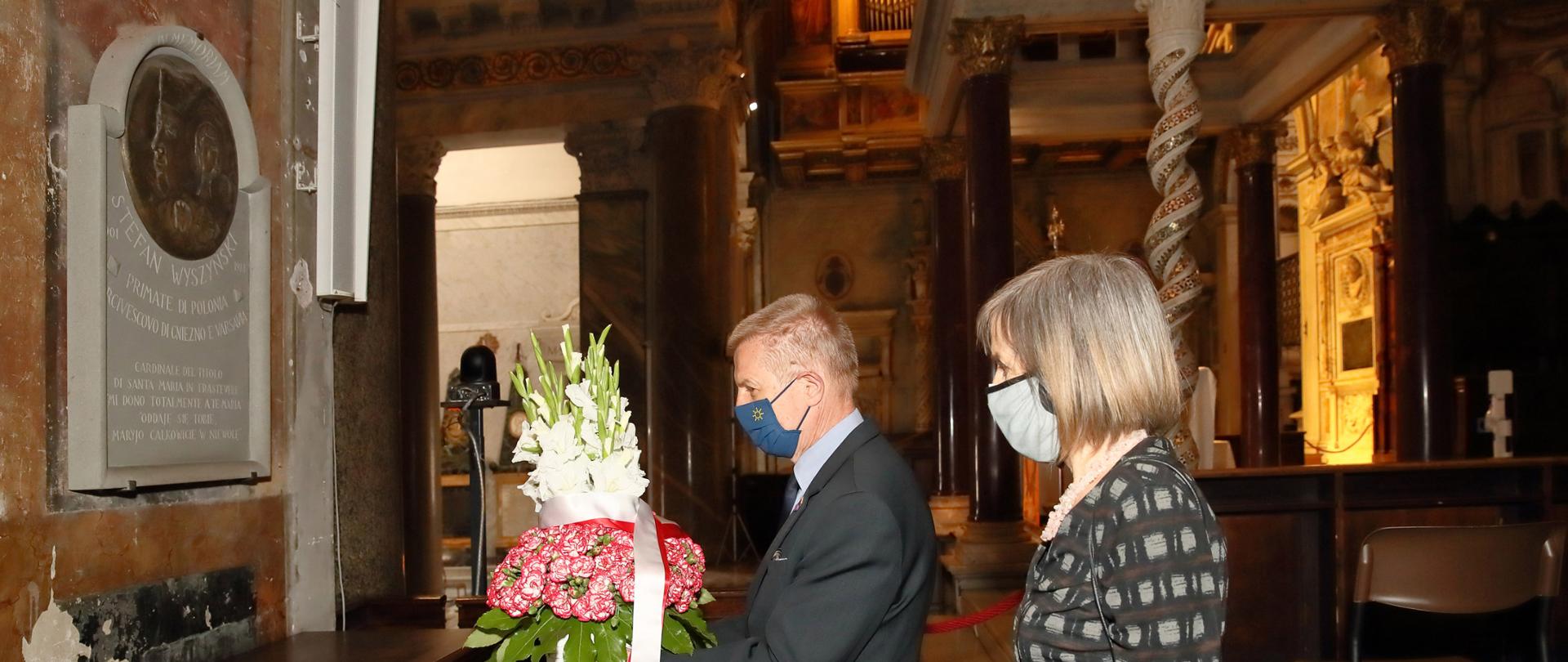 L'Ambasciatore di Polonia presso la Santa Sede Janusz Kotański e la moglie Anna pregano davanti alla lapide commemorativa del Cardinale Stefan Wyszyński nel giorno del 40° anniversario della sua scomparsa e porgono un mazzo di fiori accanto alla lapide nella Basilica di Santa Maria in Trastevere. Roma il 28 maggio 2021.